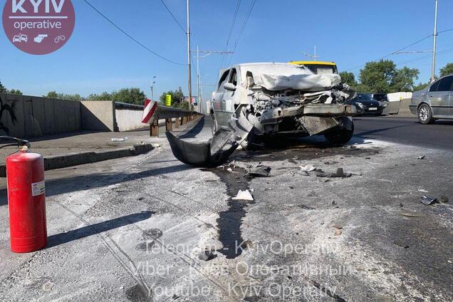 В Киеве такси врезалось в троллейбус и загорелось: фото масштабной аварии