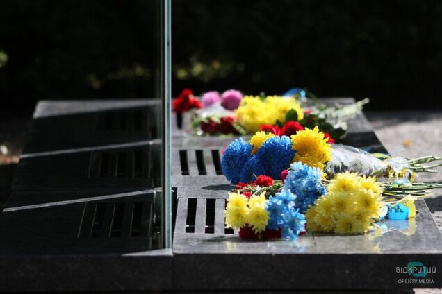 В Днепре сотни людей почтили память погибших защитников Украины