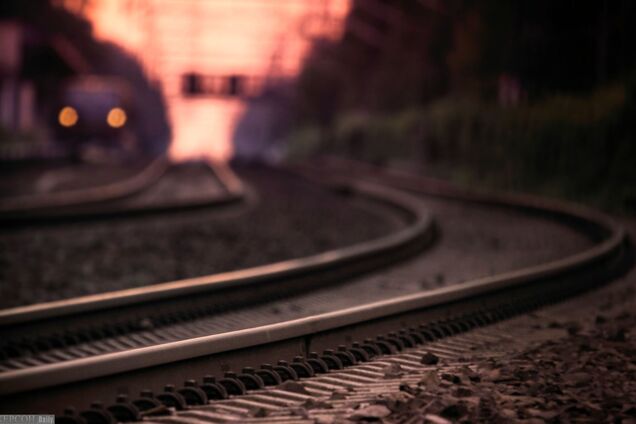 Під Києвом зійшов з рейок потяг: подробиці НП