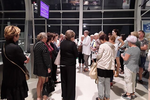 Голодные и спят на полу: во Львове произошел масштабный авиаколлапс