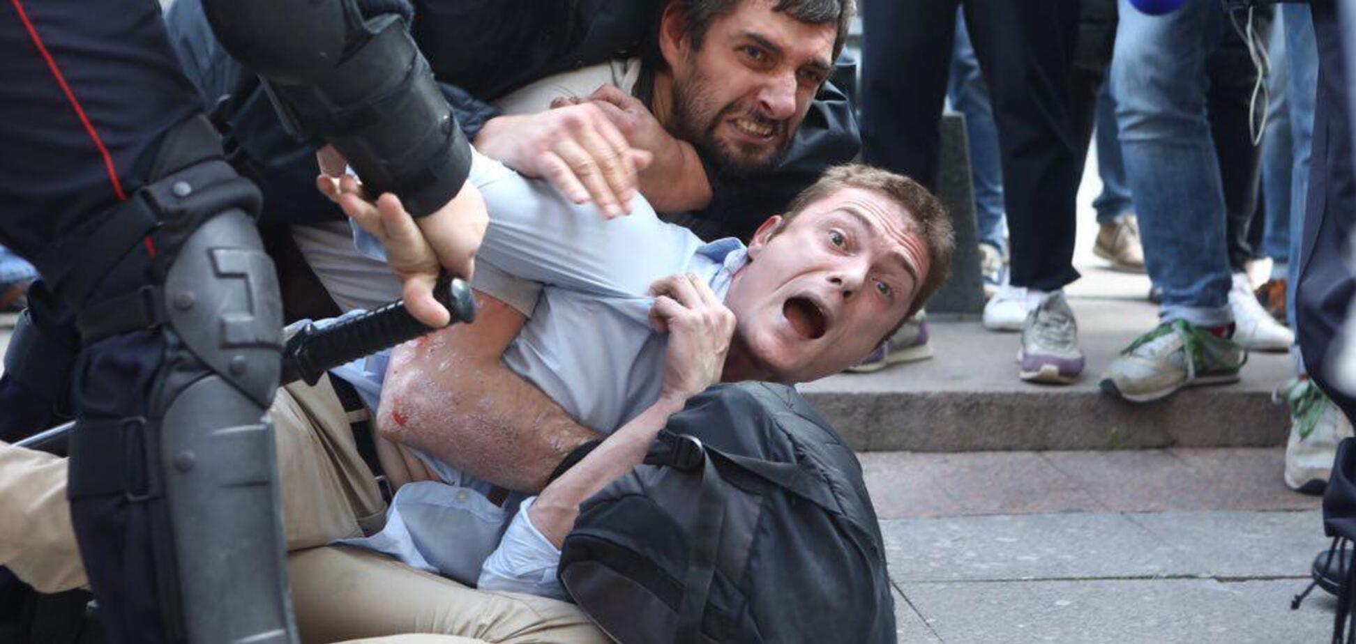 'Твари, убивают!' Зверства силовиков в Москве попали на видео