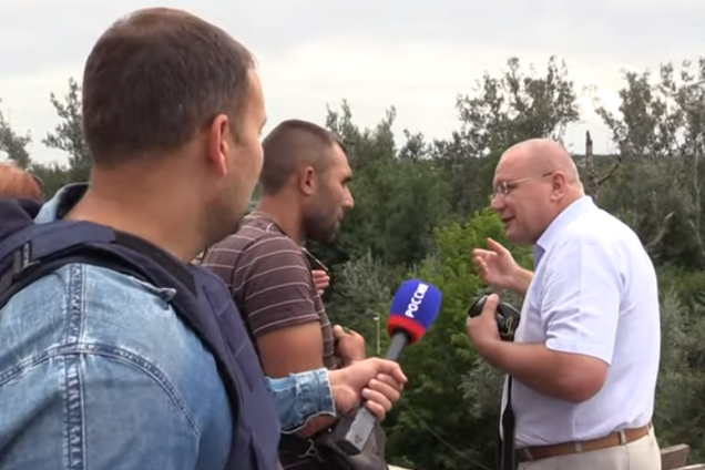"Іди звідси, окупант хр*нів!" На Донбасі жорстко відшили пропагандистів Путіна. Відео