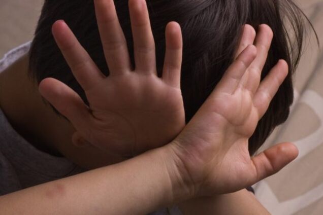 Лежал на чужой постели: в России воспитательницы избили ребенка