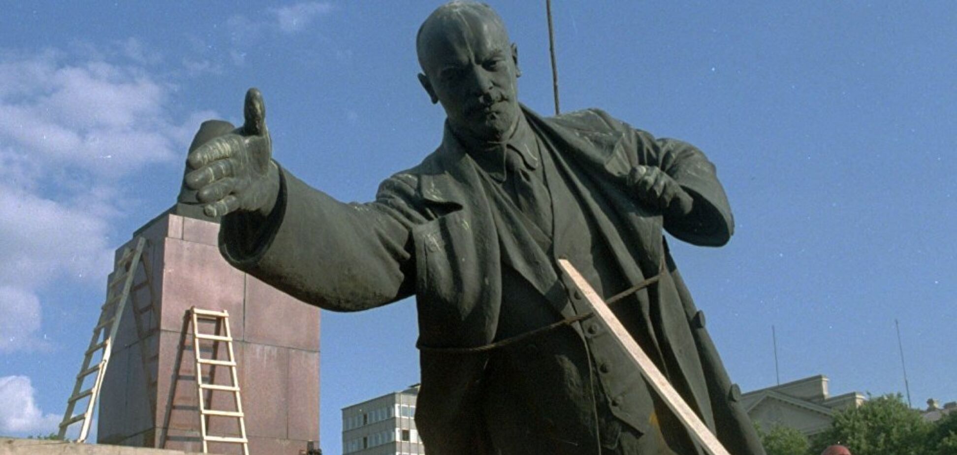 Металобрухт за півмільйона: під Дніпром позбулися пам'ятника Леніну