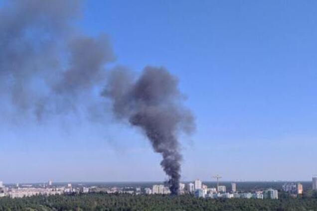 Стовп диму від пожежі