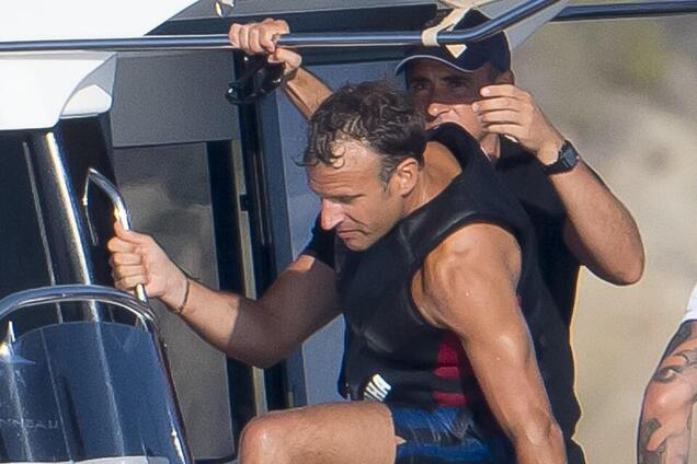 Голый торс и стройные ноги: папарацци засняли отдых Макрона с женой