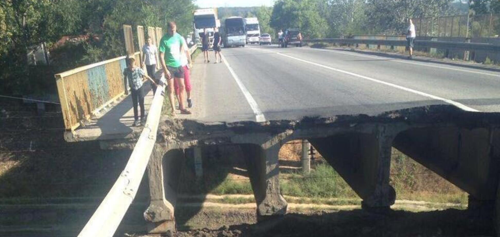 В Харькове рухнул мост: появилось видео момента обвала