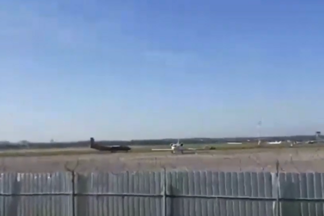 Чекаємо звільнених українців: в 'Жулянах' сіли три військові літаки. Перше відео та фото