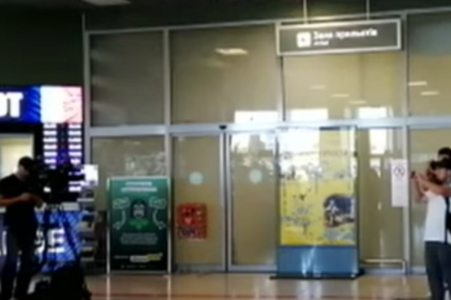 У Росії влаштували переполох і зустрічають полонених з України: відео з аеропорту