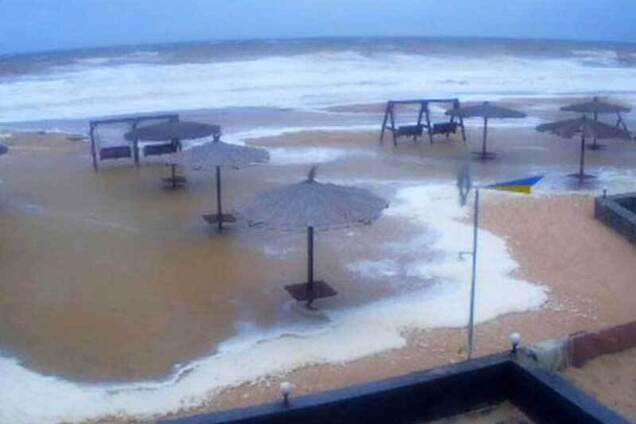 На українському курорті шторм змив пляжі