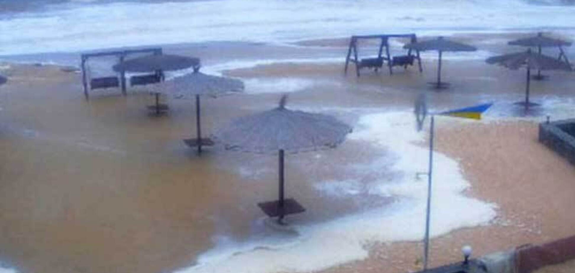 На українському курорті шторм змив пляжі