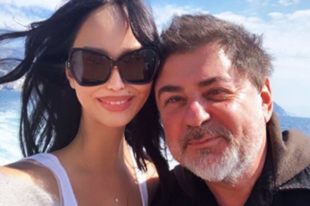 Цекала застукали в ліфті з напівголою молодою дружиною