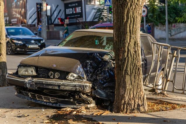 Мчала на червоний: в Дніпрі в страшній ДТП постраждала жінка