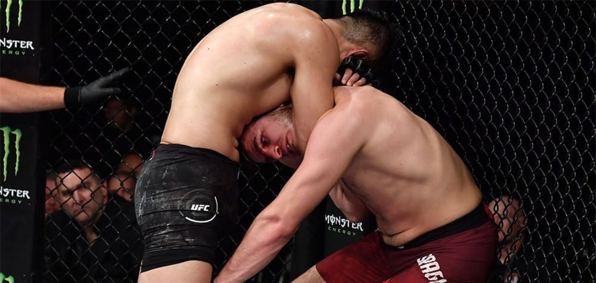 Российского чемпиона удушили гильотиной в дебютном бою в UFC - опубликовано видео