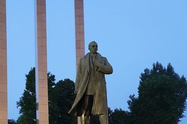 У Львові спіймали фаната СРСР, який зіпсував пам'ятник Бандері: фото і відео