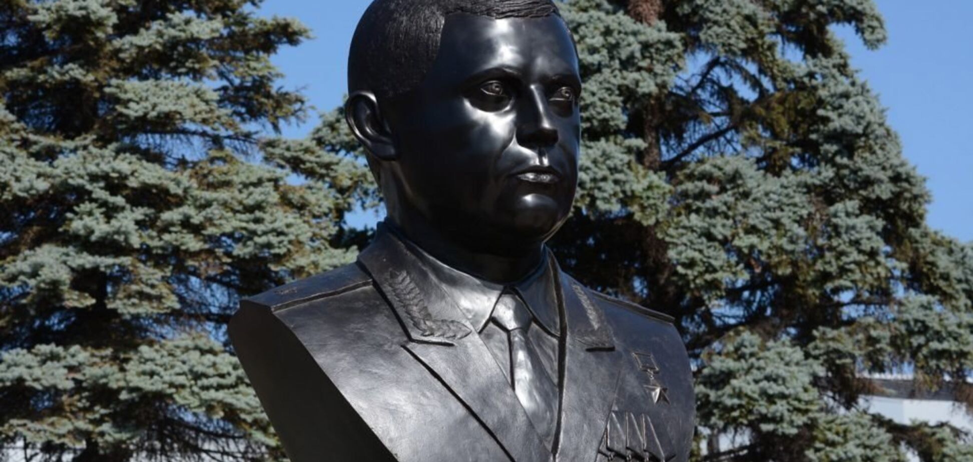 У мережі висміяли бюст Захарченку на Донбасі