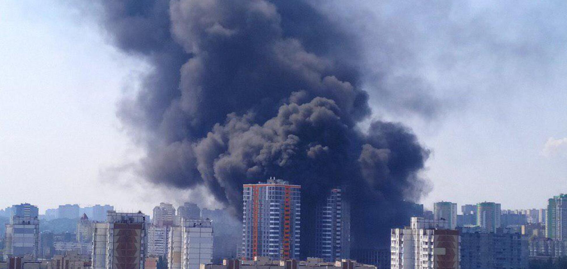Примчали лікарі і рятувальники: у Києві в новобудові спалахнула масштабна пожежа