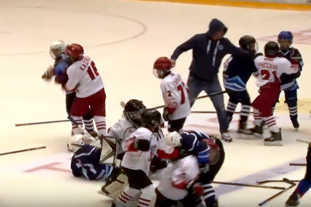 Российские хоккеисты устроили жесткую массовую драку