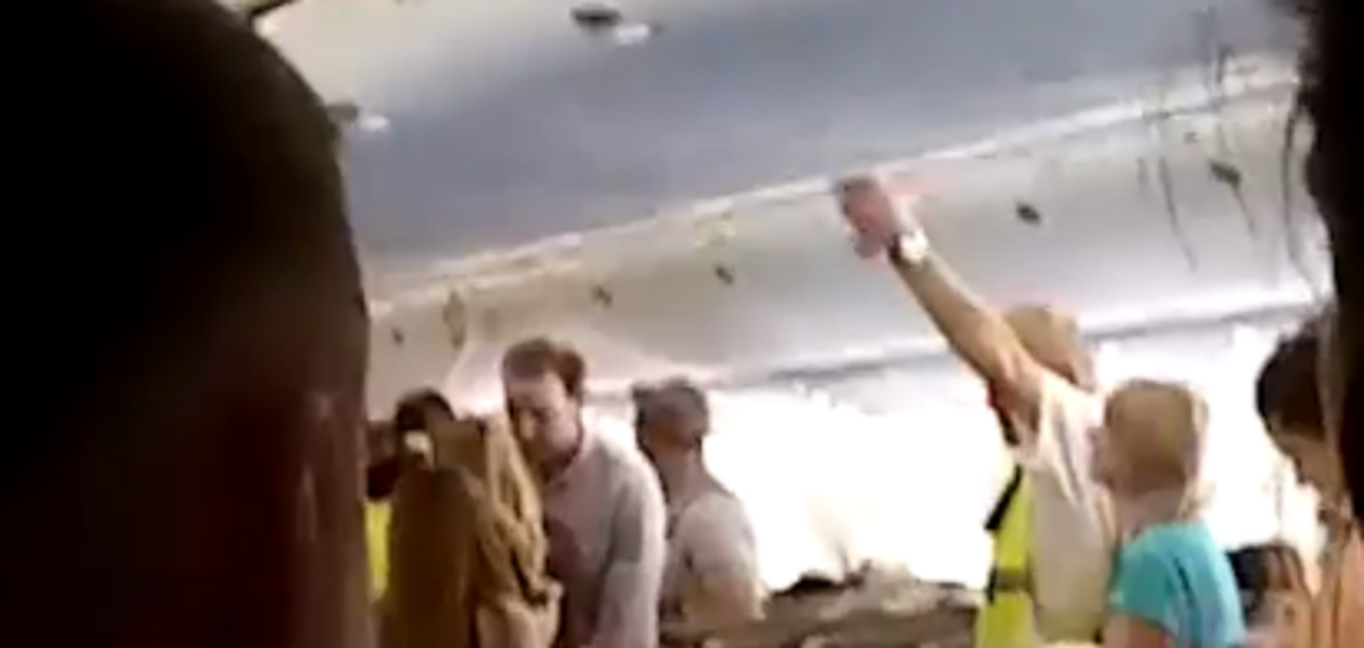 Росіянка влаштувала істерику на борту туристичного літака