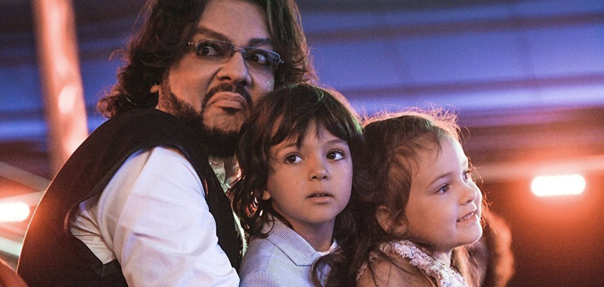 Киркоров взял своих детей на вечеринку с полуголыми танцовщицами