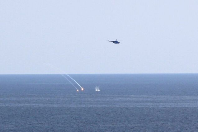 Вдарили бомбою по підводному човну: українські військові показали міць в Чорному морі