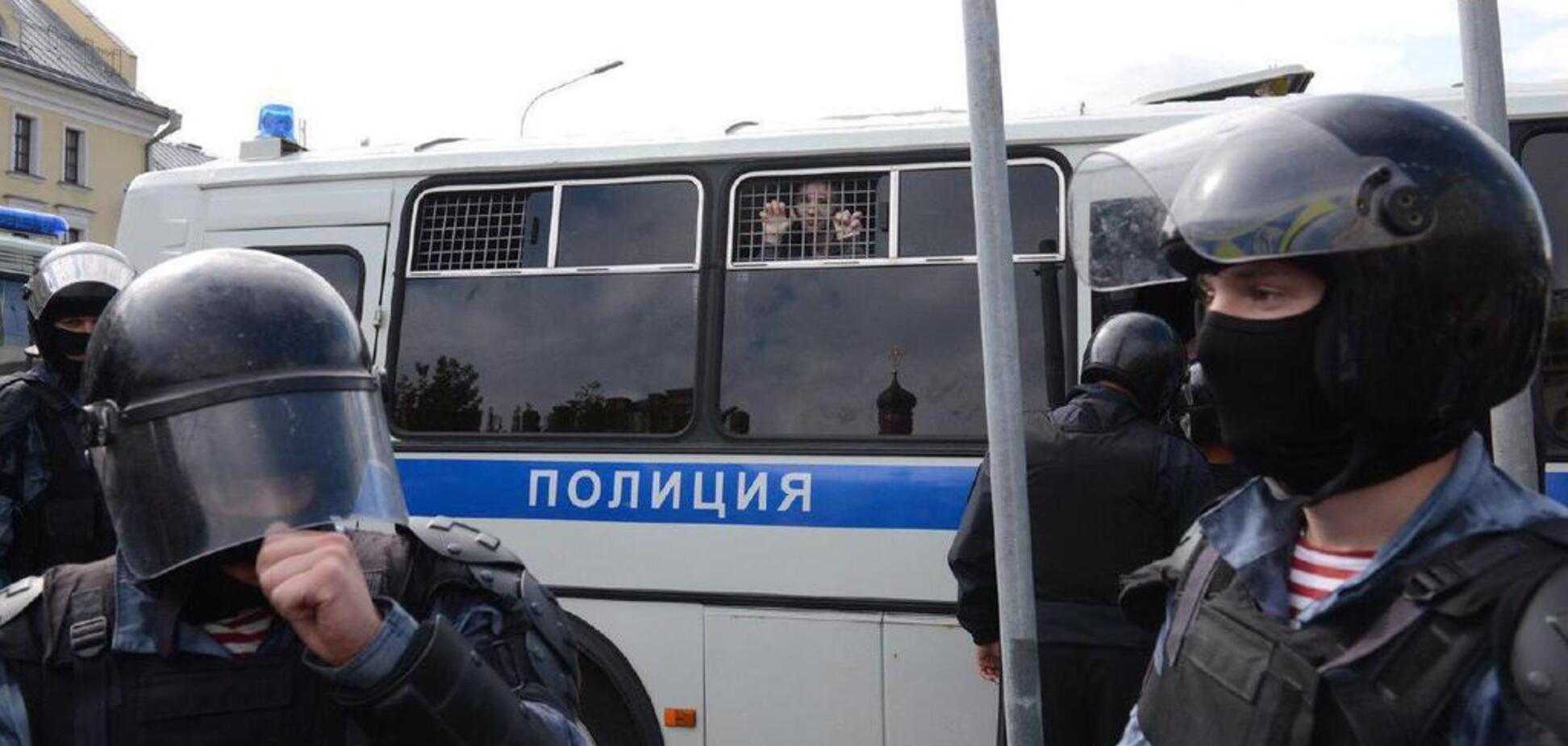 В России ОМОН жестко избил болельщиков из-за курилки