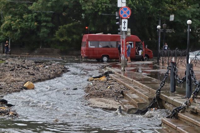 Зсуви і фонтани з бруду: як виглядає Одеса після сильного шторму