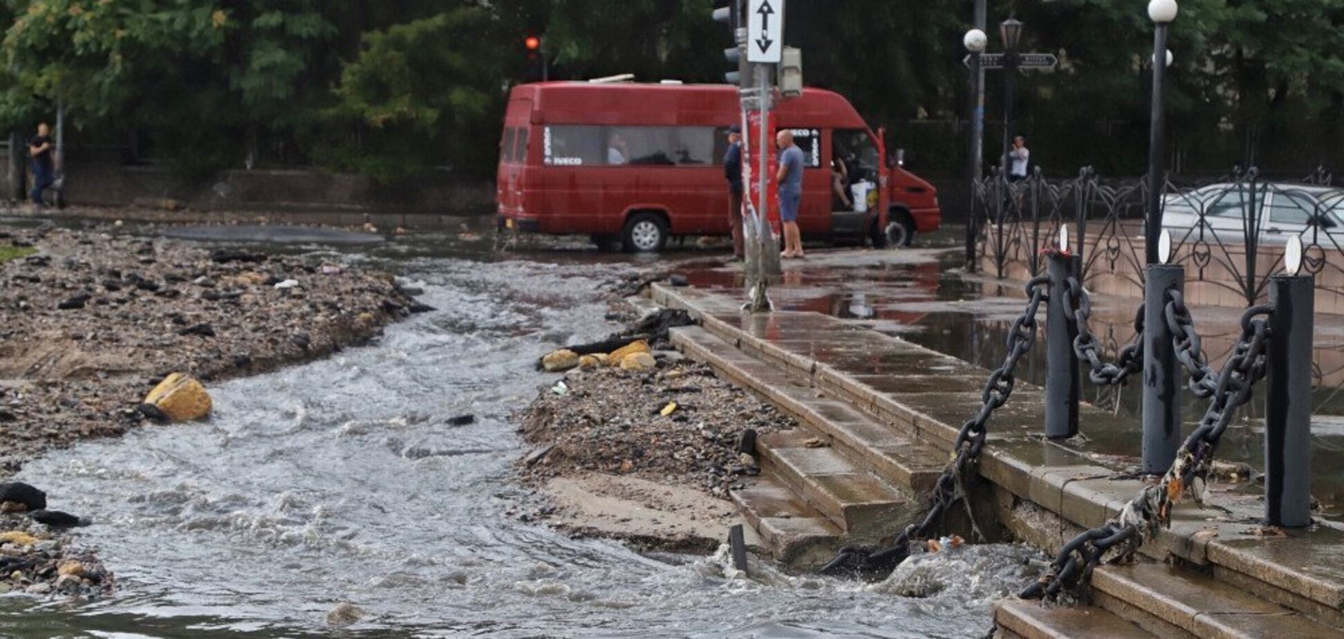 Зсуви і фонтани з бруду: як виглядає Одеса після сильного шторму