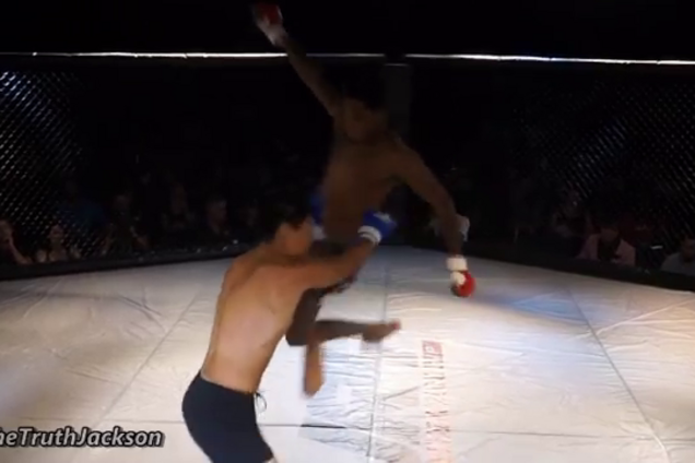 Удар месяца! Боец MMA за 4 секунды нокаутировал 'летающим коленом'