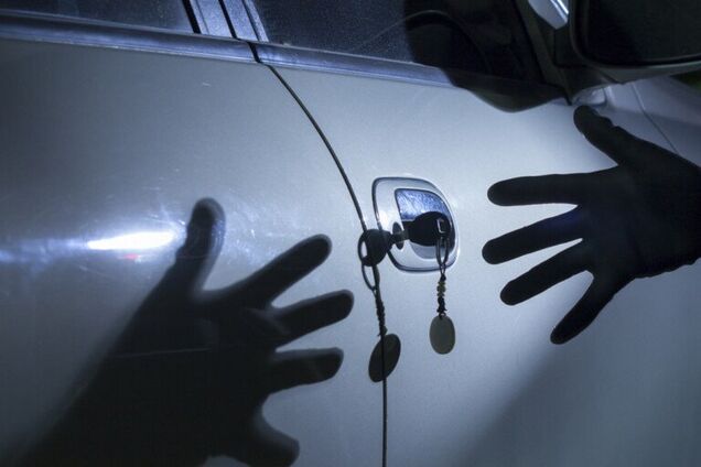 Зламала замок і проникла в гараж: в Дніпрі жінка з рушницею викрала Audi