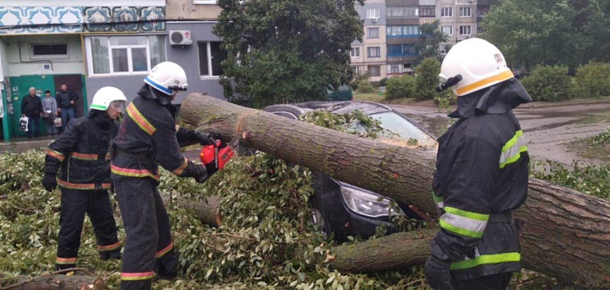 Повалені дерева і затоплені підвали: як Дніпропетровщина пережила бурю