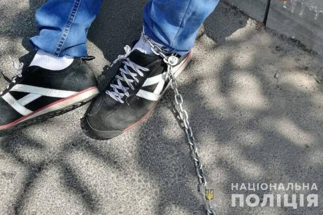 Прикував ланцюгом: під Києвом таксист викрав пасажира