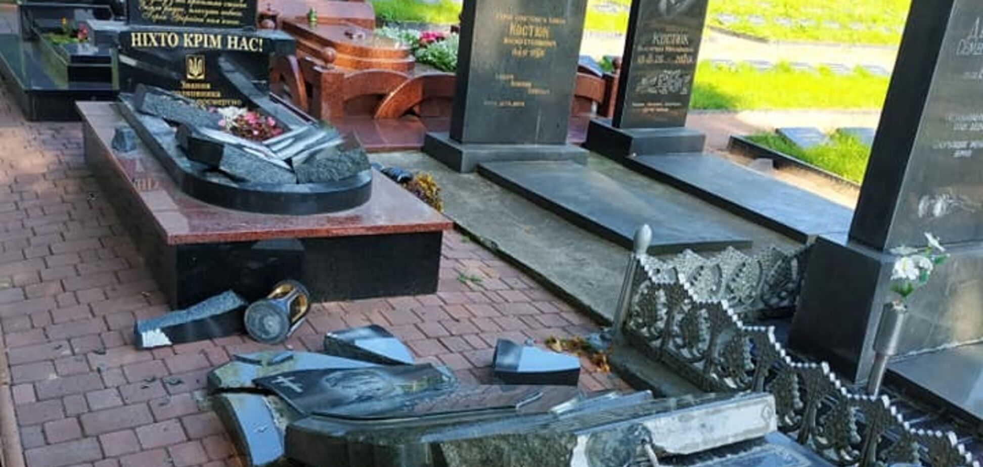 Могили, розгромлені вандалами