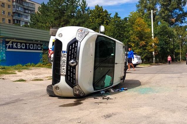 Машина перевернулась от удара: в Днепре произошло ДТП. Появилось видео