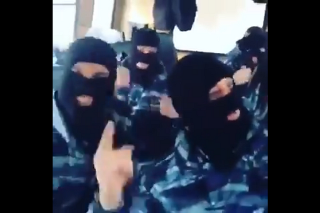"Мрази, гореть им в аду!" "Веселая" поездка силовиков на разгон протестов в Москве разозлила сеть