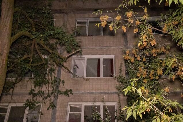 У Києві чоловік випав із вікна багатоповерхівки і вижив: що відомо
