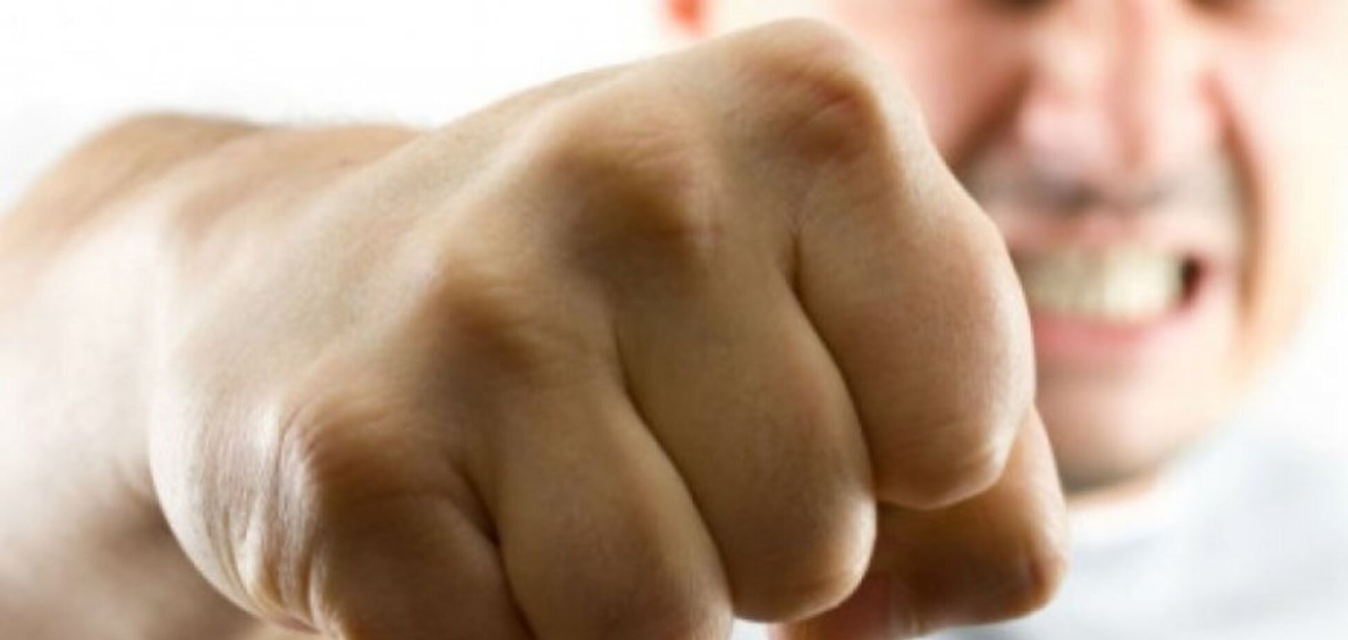 В Каменском водитель авто избил пешехода и уехал. Видео