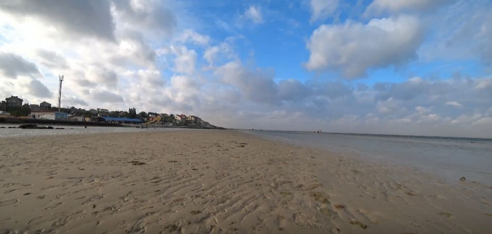 На украинских курортах ушло море: видео аномалии