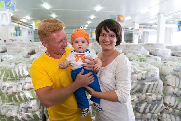 Фонд Ріната Ахметова показав, як працює Розподільчий центр