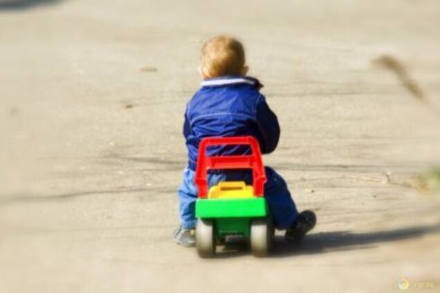 В России ребенок убежал из детсада на игрушечной машине
