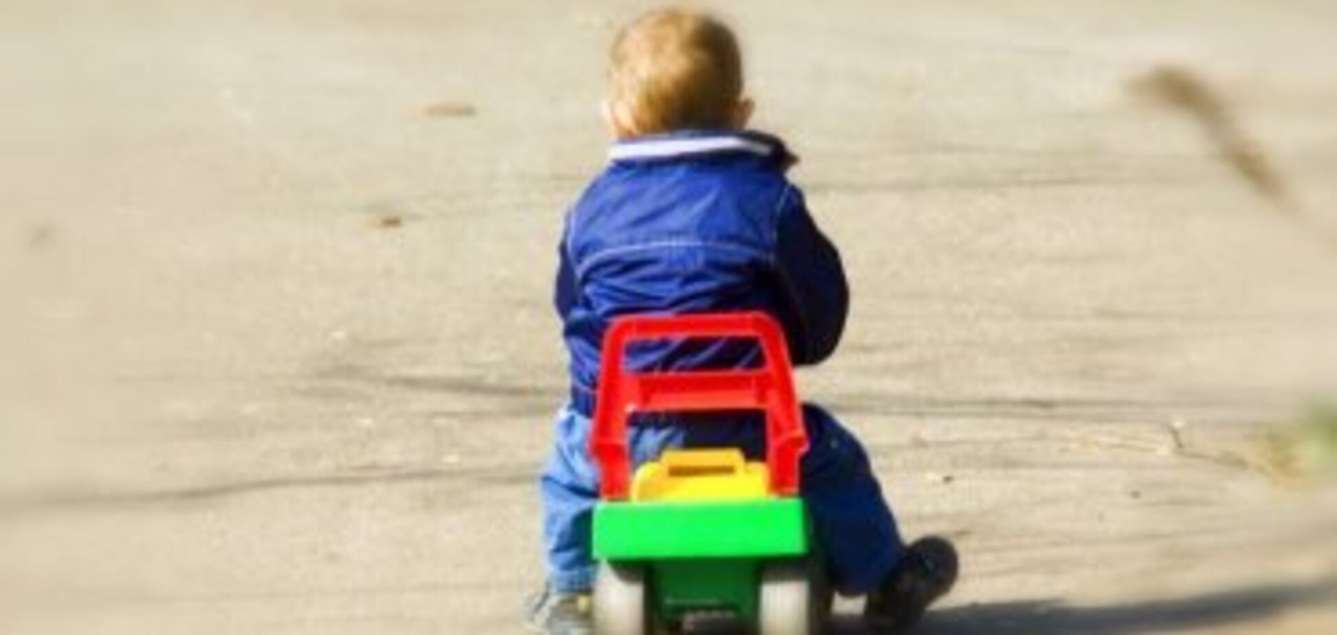 В России ребенок убежал из детсада на игрушечной машине