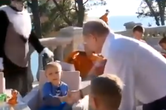 Путін торкнувся чергового хлопчика і розлютив мережу