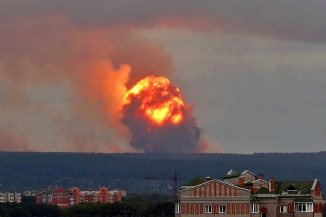 "Бумеранг за Україну": названі три версії вибухів на арсеналі в Росії
