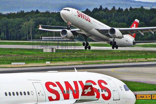 Вдарила блискавка: у Швейцарії трапилася жахлива НП із пасажирськими лайнерами
