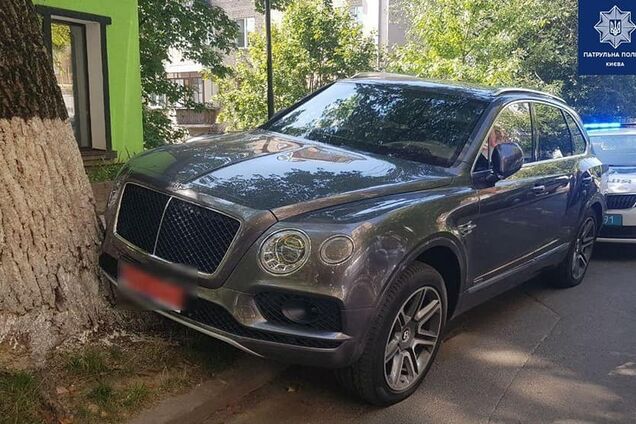 У Києві водій Bentley врізався в дерево і зламав патрульному руку
