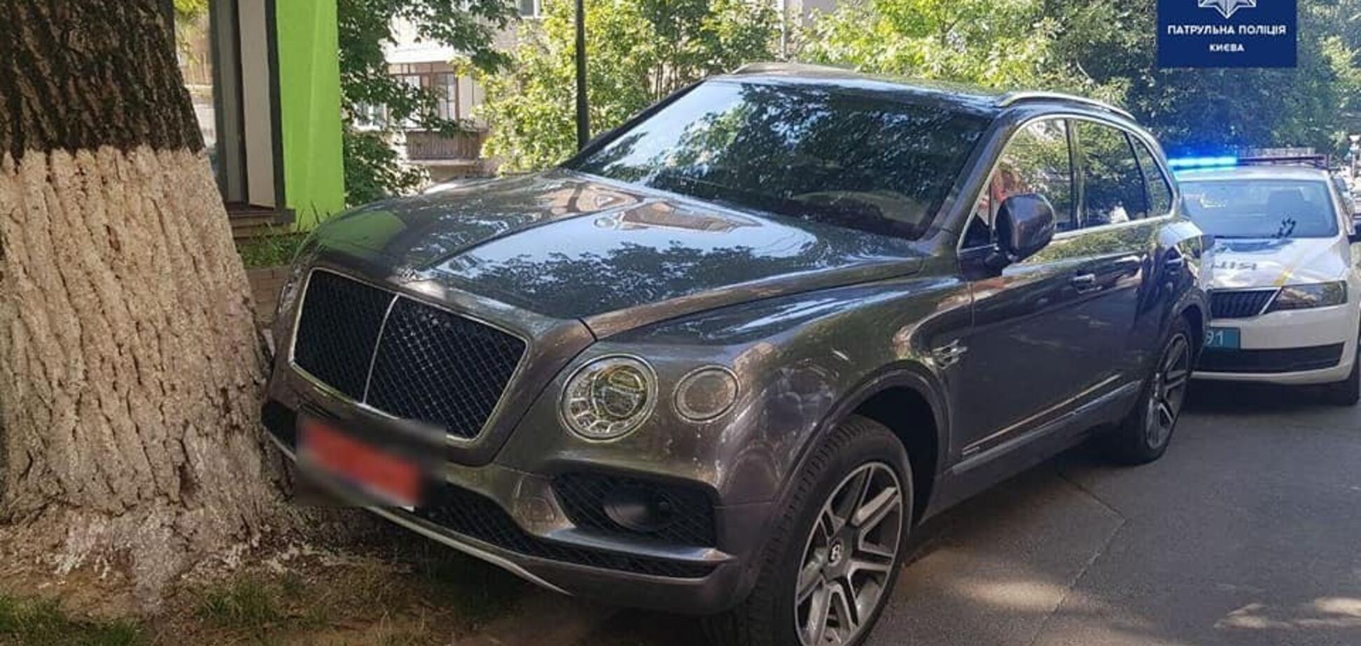 У Києві водій Bentley врізався в дерево і зламав патрульному руку