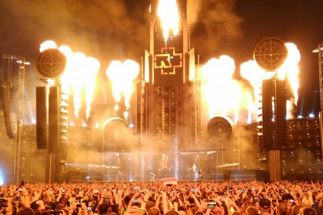 На концерте Rammstein в Риге произошел пожар: появилось видео