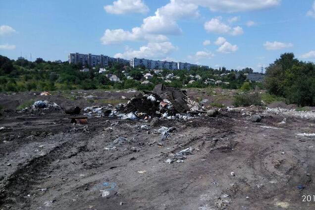 Свалка вместо дороги: неизвестные вывозили мусор на место строительства объездной под Днепром