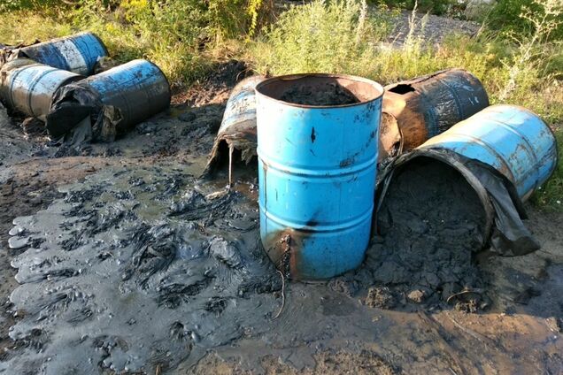 В Кривом Роге выкинули десятки бочек с опасной химией. Видео