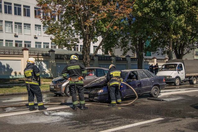 Полицейские Днепра остановили пылающий автомобиль без водителя